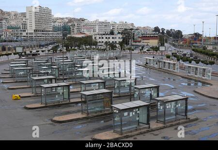 Peking, China. März 2020. Das am 25. März 2020 aufgenommene Foto zeigt leere Busstationen in der Innenstadt von Algier, Algerien. Kredit: Xinhua/Alamy Live News Stockfoto