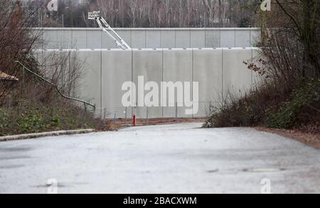 05. Februar 2020, Sachsen, Zwickau: Eine sechs Meter hohe Betonmauer umschließt das Gelände für das künftige Zweiländergefängnis Zwickau-Marienthal. Das Gemeinschaftsgefängnis Thüringen und Sachsen befindet sich seit Sommer 2019 im Bau und soll bis Ende 2023 fertiggestellt werden. Der Baubeginn war ursprünglich für 2017 vorgesehen, er sollte aber bereits jetzt in Betrieb sein. Der Abriss alter Fundamente auf dem Gelände der ehemaligen Bahnreparaturarbeiten und die vergebliche Suche nach einem Generalunternehmer hatten die Planung jedoch verzögert. Die Kosten stiegen von 150 auf 174 Millionen Euro. O Stockfoto