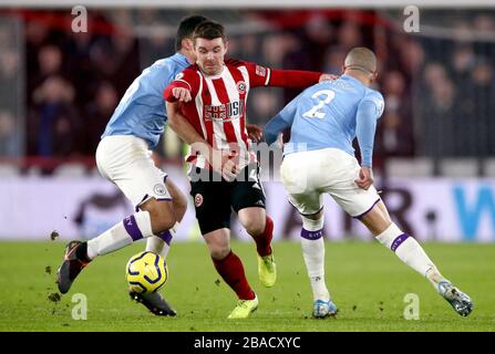 John Fleck (Center) von Sheffield United kämpft mit Rodrigo (links) von Manchester City und Kyle Walker um den Ball Stockfoto