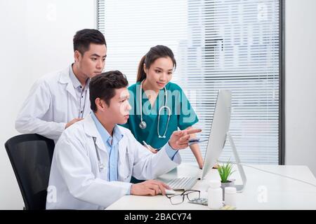 Zwei männliche Ärzte und Chirurgen diskutieren am Krankenhaus Büro Stockfoto