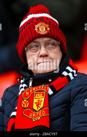 Ein Fan von Manchester United zeigt seine Unterstützung auf den Tribünen Stockfoto