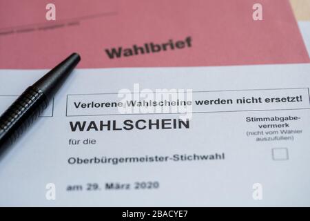 Nürnberg, Deutschland. März 2020. Ein Stimmzettel aus Briefwahlunterlagen zur Stichwahl des Bürgermeisters am 29. März in Bayern steht auf dem Tisch. Am 29. März werden die Ämter von Bürgermeistern, bürgermeistern und Landräten in 750 Gemeinden und Bezirken durch Stichwahl neu bestimmt. Credit: Daniel Karmann / dpa / Alamy Live News Stockfoto