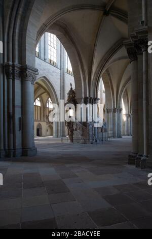 26. März 2020, Sachsen-Anhalt, Magdeburg: Die hohe Kanzel des desertierten Doms von Magdeburg. Der Dom zu Magdeburg zählt jährlich etwa 300.000 Besucher. Statt mit dem kommen und gehen beschäftigt zu sein, herrscht jetzt Korona-Stille. Und genau zu einem großen Jubiläum, denn in diesem Jahr feiert der Dom zu Magdeburg das 500. Jubiläum seiner Fertigstellung. Sicher ist, dass die Domtürme 1520 fertiggestellt wurden. Den genauen Geburtstag schließt die evangelische Domgemeinde damit ab, dass Dombaumeister Bastian Binder am 30. März 1520 von Kardinal Albrecht nach Halle entfernt wurde. (Bis Stockfoto