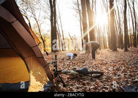 Glücklicher Vater und Sohn spielen im Freien Stockfoto