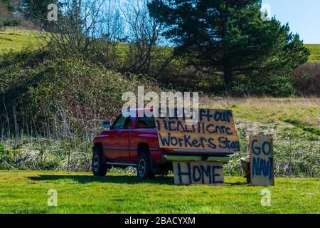 Oak Harbor, Washington/Vereinigte Staaten - 20. März 2020: Ein Einheimischer legt ein Zeichen, nachdem der Gouverneur Jay Inslee die "Stay at Home Order" ausgibt Stockfoto