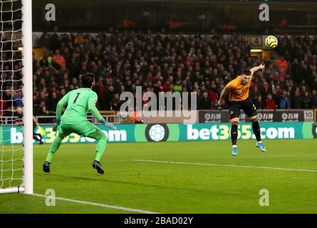 Matt Doherty, der Wolverhampton Wanderers, hat eine Kopfzeile im Tor Stockfoto