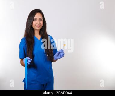 Eine junge Krankenschwester ist bereit, Blutarbeit zu nehmen. Stockfoto