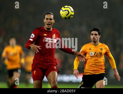 Liverpools Virgil van Dijk (links) in Aktion Stockfoto