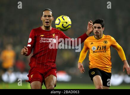 Liverpools Virgil van Dijk (links) in Aktion Stockfoto