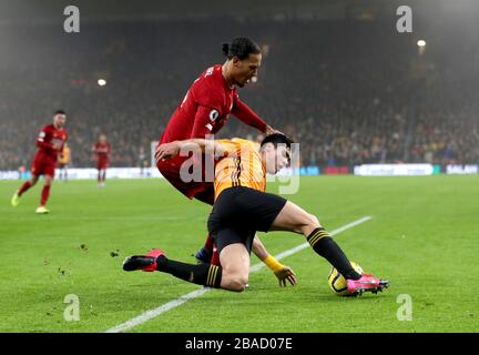 Liverpools Kampf um den Ball um Virgil van Dijk (links) und Wolverhampton Wanderers Raul Jimenez (rechts) Stockfoto