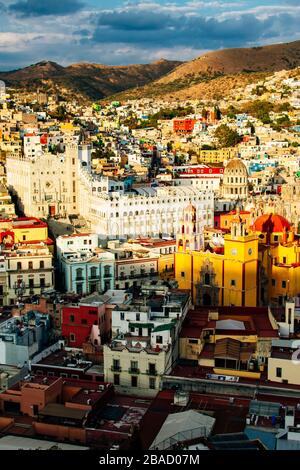 Stadtbild der Stadt Guanajuato mit der Basilika unserer Lieben Frau von Guanajuato, Mexiko. Stockfoto