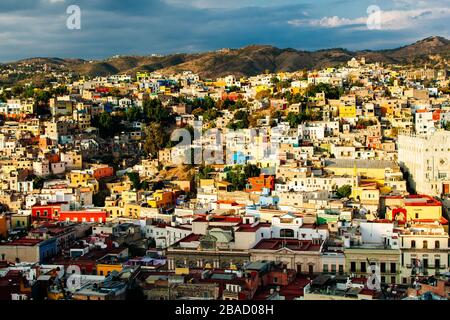 Stadtbild der Stadt Guanajuato mit der Basilika unserer Lieben Frau von Guanajuato, Mexiko. Stockfoto