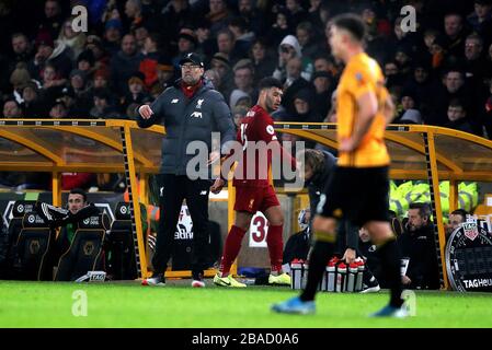 Liverpools Alex Oxlade-Chamberlain (rechts) wird durch den Manager Jurgen Klopp (links) ersetzt. Stockfoto