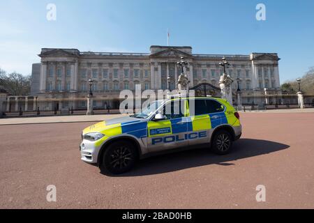 London, Großbritannien. März 2020. Am 26. März 2020 fährt ein Polizeiwagen am Buckingham Palace in London, Großbritannien vorbei. Die britische Regierung sagte am Donnerstag, dass die Anzahl der bestätigten COVID-19-Fälle im Land auf 11.658 gestiegen sei, da die eintägigen Todesfälle zum ersten Mal seit dem Ausbruch der Krankheit 100 überschritten. Credit: Ray Tang/Xinhua/Alamy Live News Stockfoto