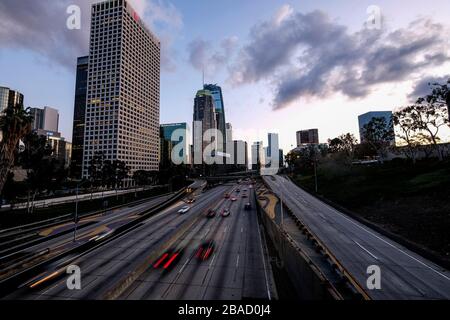 Los Angeles, Kalifornien, USA. März 2020. Der leichte Verkehr während der Hauptverkehrszeit am Abend auf dem 110 Freeway Downtown Los Angeles am Donnerstag, 26. März 2020. Kredit: Ringo Chiu/ZUMA Wire/Alamy Live News Stockfoto