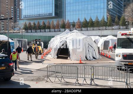 New York, Vereinigte Staaten. März 2020. Arbeiter bauen eine provisorische Leichenhalle außerhalb des Bellevue Hospital in New York City. Der COVID-19-Ausbruch in New York City hat lokale Krankenhäuser schnell mit Patienten des Coronavirus überfordert. Credit: SOPA Images Limited/Alamy Live News Stockfoto