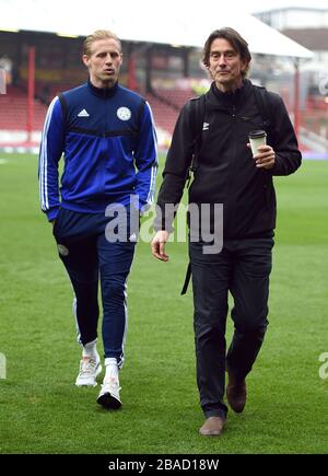 Brentford-Manager Thomas Frank (rechts) kommt mit Kasper Schmeichel vor der Partie im Griffin Park an Stockfoto