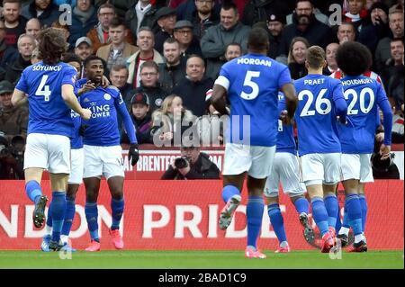 Der Kelechi Iheanacho von Leicester City feiert mit Teamkollegen sein erstes Tor auf der Seite Stockfoto