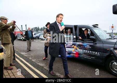 ITV's Ed Chamberlin und Ollie Jackson während der Dreharbeiten in einem Cheltenham Festival Taxi während des Festival Trials Day auf der Cheltenham Racecourse. Stockfoto