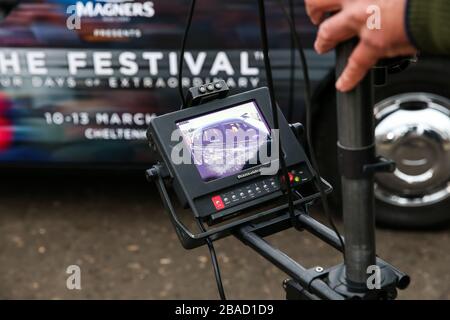 ITV's Ed Chamberlin und Ollie Jackson Filmen in einem Cheltenham Festival Taxi während des Festival Trials Day auf der Cheltenham Racecourse. Stockfoto