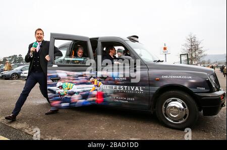 ITV's Ed Chamberlin und Ollie Jackson während der Dreharbeiten in einem Cheltenham Festival Taxi während des Festival Trials Day auf der Cheltenham Racecourse. Stockfoto