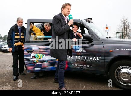 ITV's Ed Chamberlin und Ollie Jackson während der Dreharbeiten in einem Cheltenham Festival Taxi während des Festival Trials Day auf der Cheltenham Racecourse. Stockfoto