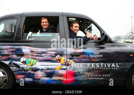 ITV's Ed Chamberlin und Ollie Jackson während der Dreharbeiten in einem Cheltenham Festival Taxi während des Festival Trials Day auf der Cheltenham Racecourse. Stockfoto