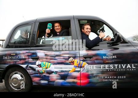 ITV's Ed Chamberlin und Ollie Jackson während der Dreharbeiten in einem Cheltenham Festival Taxi während des Festival Trials Day auf der Cheltenham Racecourse. Stockfoto