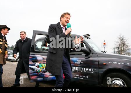 ITV's Ed Chamberlin und Ollie Jackson während der Dreharbeiten in einem Cheltenham Festival Taxi während des Festival Trials Day auf der Cheltenham Racecourse. Stockfoto