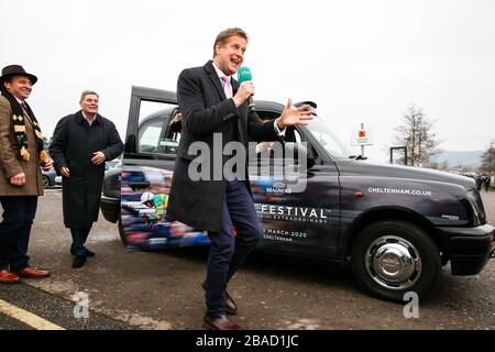 ITV's Ed Chamberlin und Ollie Jackson während der Dreharbeiten in einem Cheltenham Festival Taxi während des Festival Trials Day auf der Cheltenham Racecourse. Stockfoto