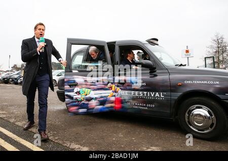 ITV's Ed Chamberlin und Ollie Jackson während der Dreharbeiten in einem Cheltenham Festival Taxi während des Festival Trials Day auf der Cheltenham Racecourse. Stockfoto