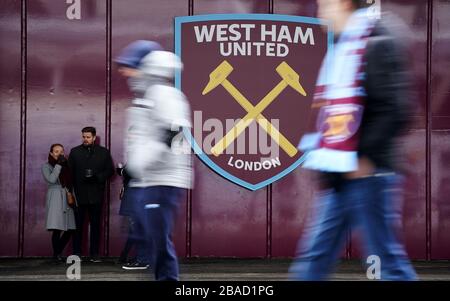 Fans von West Ham United kommen vor dem Spiel ins Stadion Stockfoto