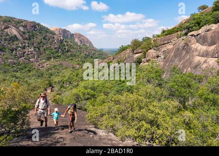 Touristen wandern um den Matobo-Nationalpark in Simbabwe. Stockfoto