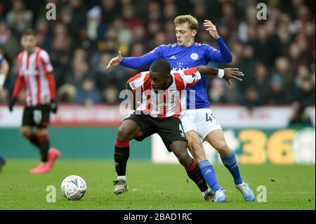 Brentfords Dru Yearwood (links) und Leicester City's Kiernan Dewsbury-Hall kämpfen um den Ball Stockfoto