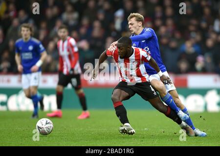 Brentfords Dru Yearwood (links) und Leicester City's Kiernan Dewsbury-Hall kämpfen um den Ball Stockfoto