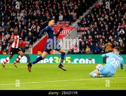 Southampton-Torhüter Angus Gunn rettet einen Schuss von Tottenham Hotspur DELE Alli Stockfoto