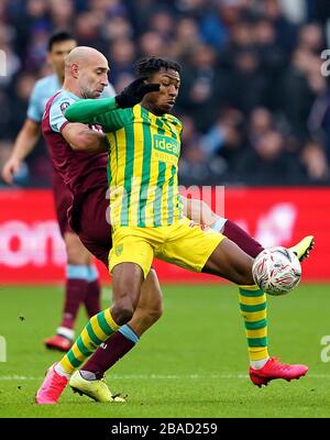 West Bromwich Albions Kyle Edwards (rechts) und West Ham United kämpfen Pablo Zabaleta um den Ball Stockfoto