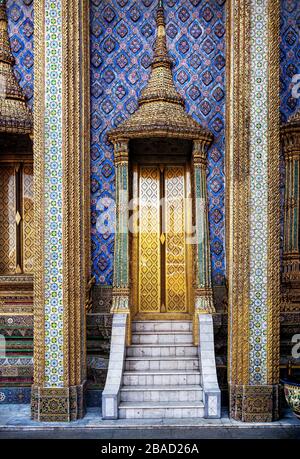 Goldene Türen des berühmten Tempel Wat Phra Kaew nahe Königspalast in Bangkok, Thailand Stockfoto