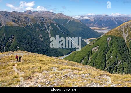 Wanderer, die den Avalanche Peak im Arthur's Pass National Park erklimmen Stockfoto