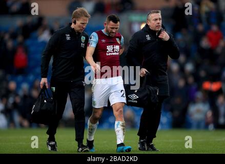 Burnleys Phil Bardsley verlässt das Spielfeld verletzt Stockfoto