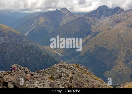 Wanderer, die den Avalanche Peak im Arthur's Pass National Park erklimmen Stockfoto