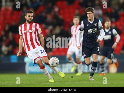 Tommy Smith (links) von Stoke City und Shaun Hutchinson von Millwall kämpfen während der Sky Bet Championship im BET365 Stadium um den Ball Stockfoto
