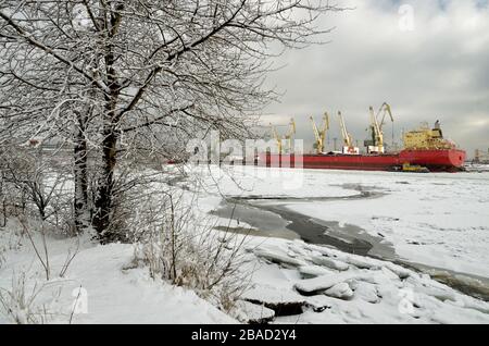 Die Wasserfläche des Backbordes im Winter.das Wasser in der Bucht ist mit Eis bedeckt. Stockfoto