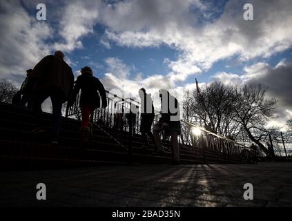 Die Fans kommen im Villa Park vor dem Spiel zwischen Aston Villa und Manchester City an Stockfoto