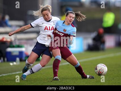 Gemma Davison (links) von Tottenham Hotspur und Erin Simon von West Ham United kämpfen um den Ball Stockfoto