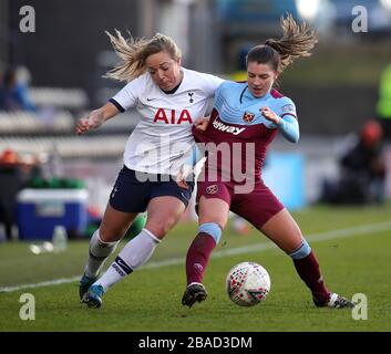 Gemma Davison (links) von Tottenham Hotspur und Erin Simon von West Ham United kämpfen um den Ball Stockfoto