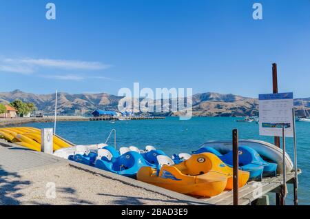 Akaroa, Neuseeland - Mai 12.2016: Akaroa, das auf der Südinsel Neuseelands liegt. Kajak- und Bootsverleih im Akaroa. Stockfoto