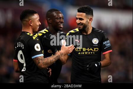 Der Riyad Mahrez von Manchester City feiert mit Gabriel Jesus (links) und Benjamin Mendy (Mitte) das erste Tor seiner Seite. Stockfoto