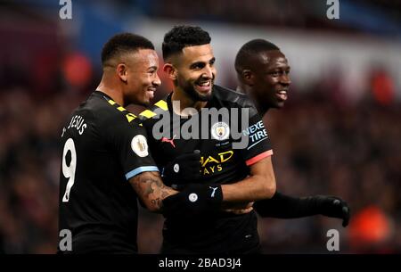 Der Riyad Mahrez von Manchester City feiert mit Gabriel Jesus (links) das erste Tor seiner Seite. Stockfoto