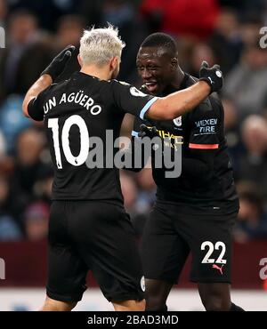 Sergio Aguero von Manchester City feiert mit Benjamin Mendy (rechts) das dritte Tor seiner Mannschaft Stockfoto